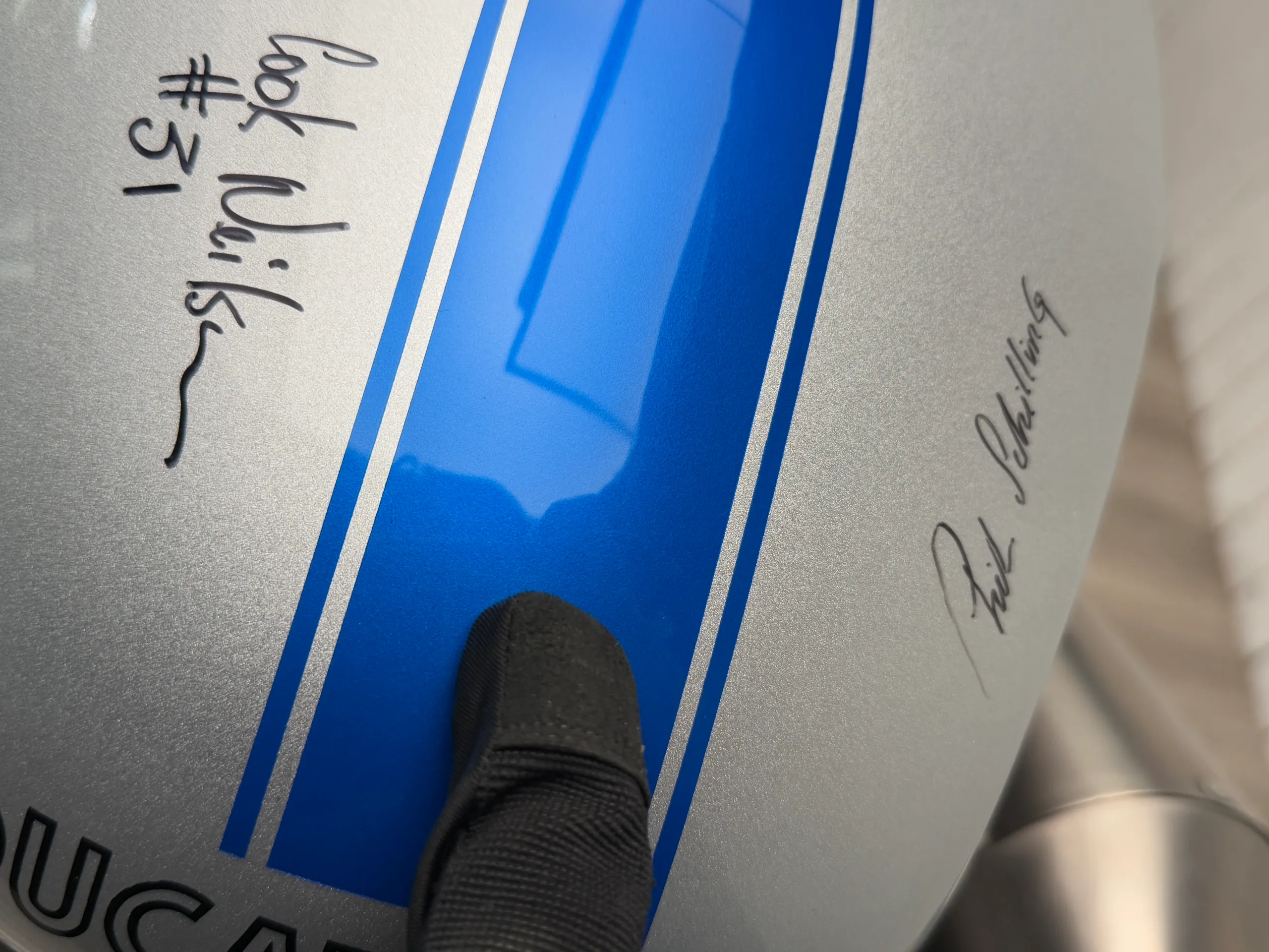 Close view of the two signatures on the tail